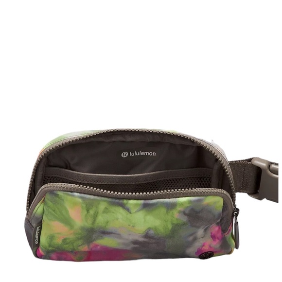 NWT Lululemon Everywhere Belt Bag 1L - Picture 4 of 4
